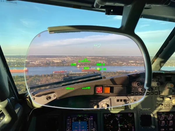 Boeing 737 HUD on approach over the river